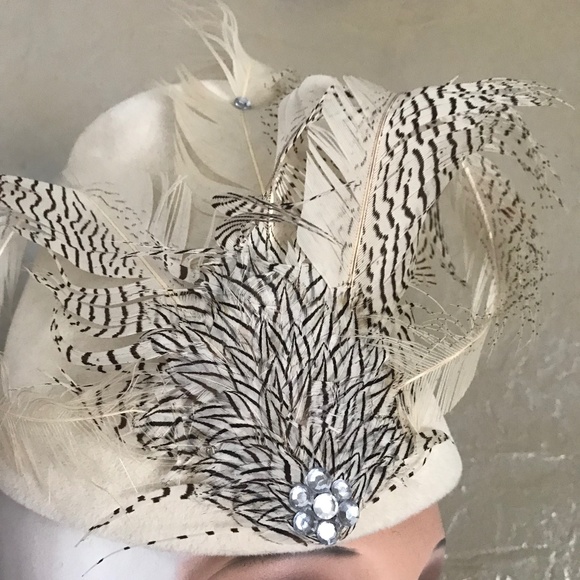 AMAZING FRENCH DESIGNER VINTAGE CREAM \'FEZ\' HAT WITH FEATHERS & RHINESTONES main image 7